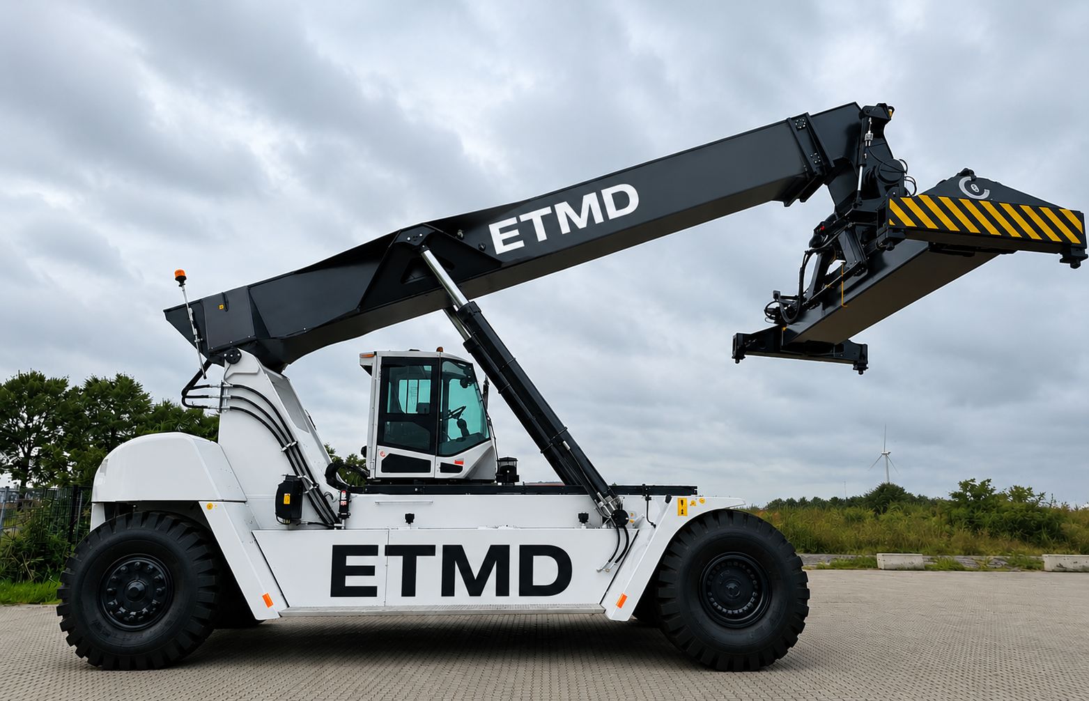 Reach stacker ETMD sur site logistique